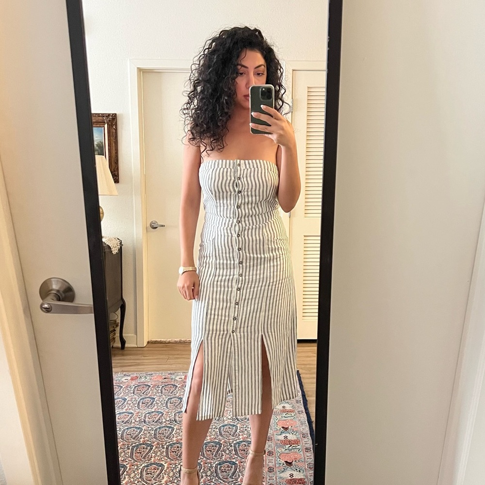 Linen dress with pockets and 2 slits on 2 sides